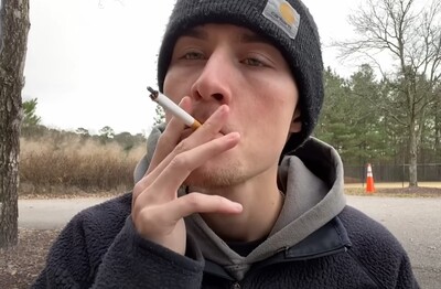 Лечение зависимости от табакокурения в Красноперекопске Мужчина с сигаретой делает затяжку