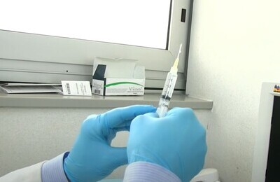 Проведение кодирования Вивитролом в Красноперекопске Шприц с Вивитролом в руках у врача